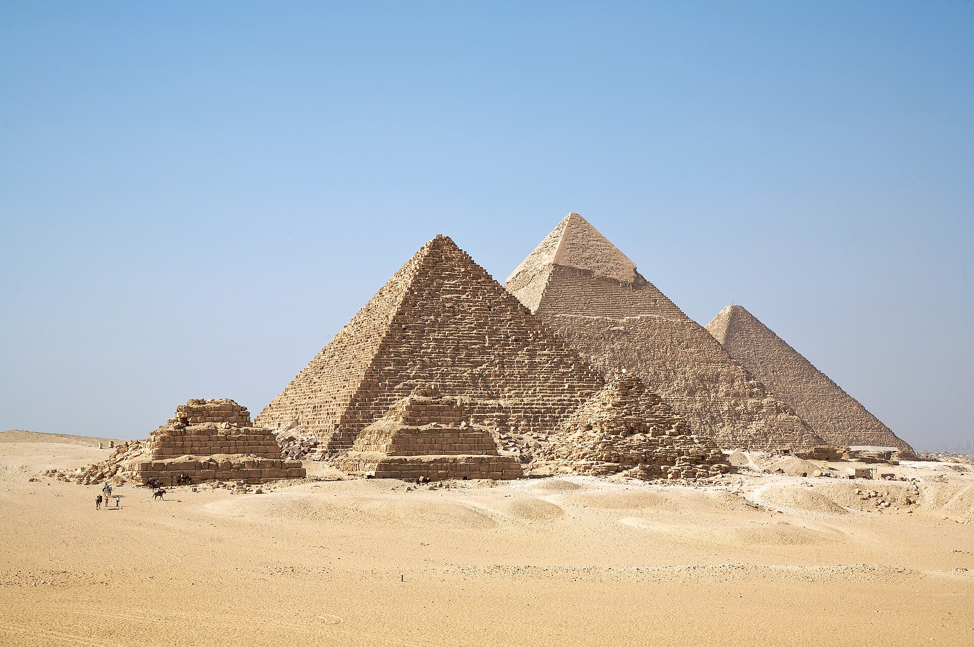 The Pyramids of Giza in daylight
