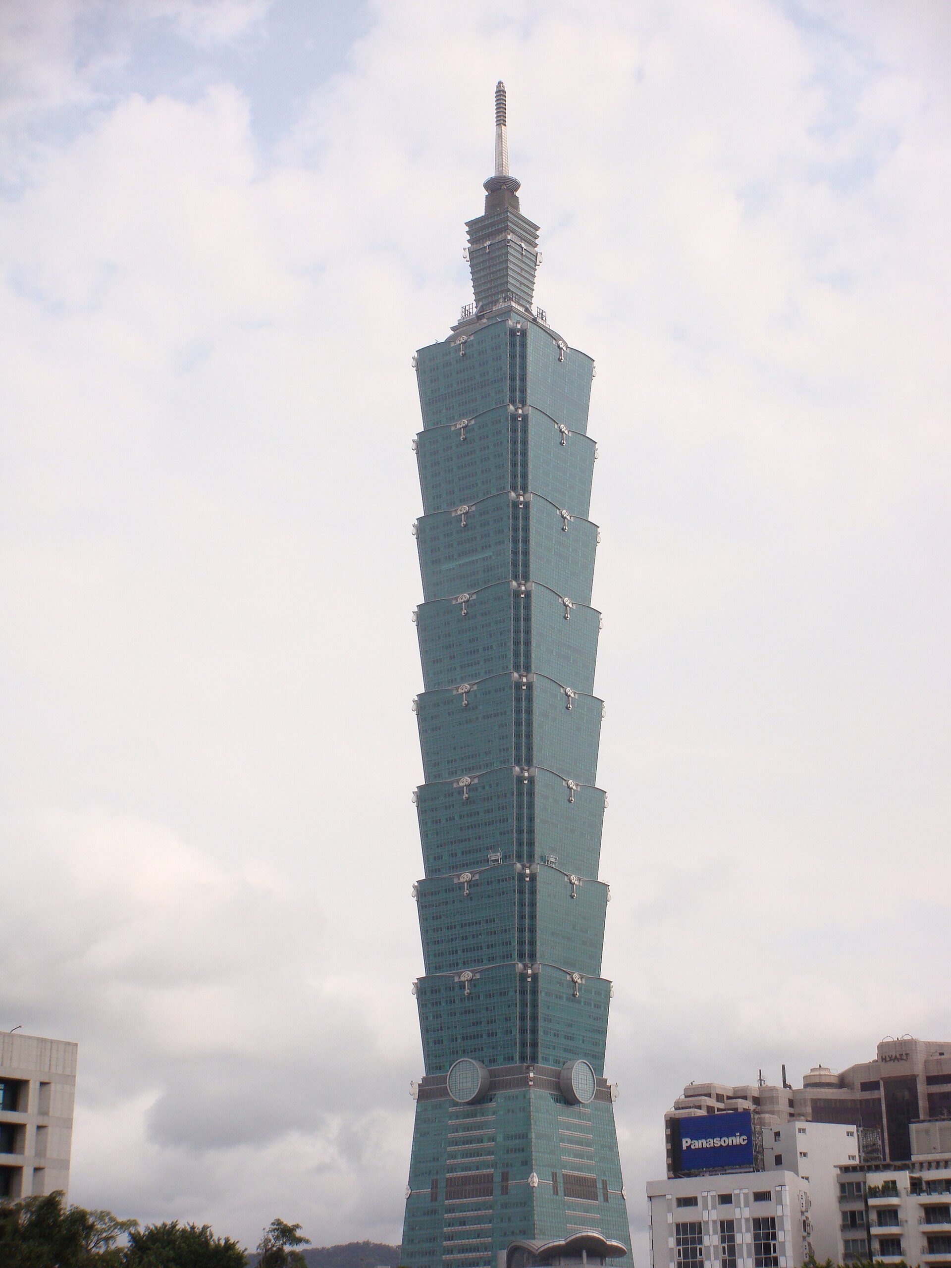 Taipei 101 tower in Taipei in daylight